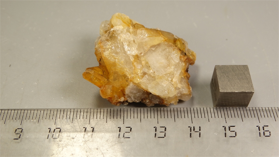 Кварц с окислами железа 25387