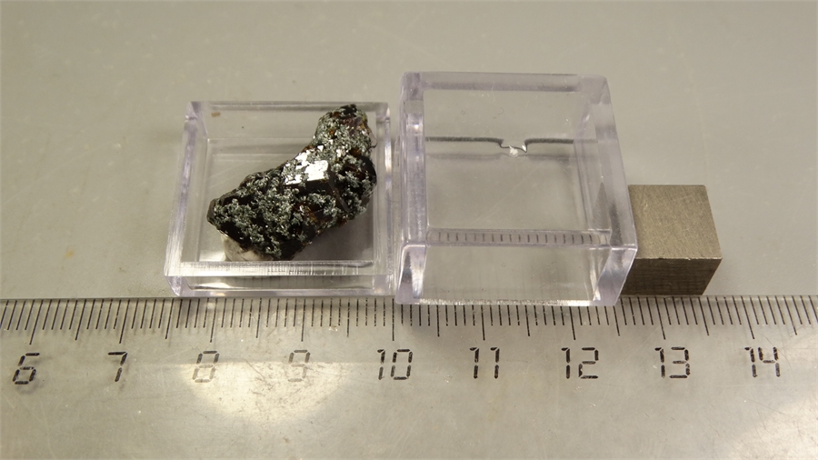 Гранат андрадит с хлоритом 25408