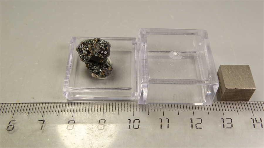 Гранат андрадит с хлоритом 25412