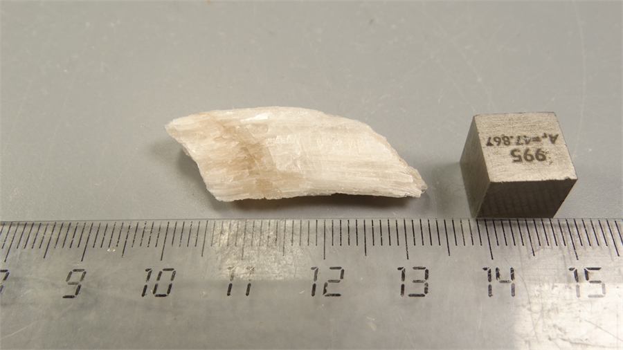 Гипс селенит 25520