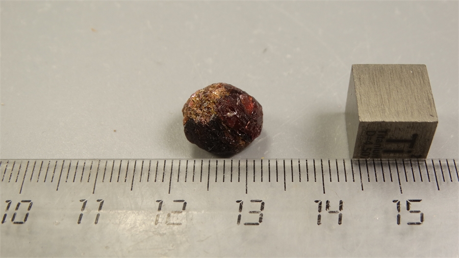 Гранат альмандин 25529