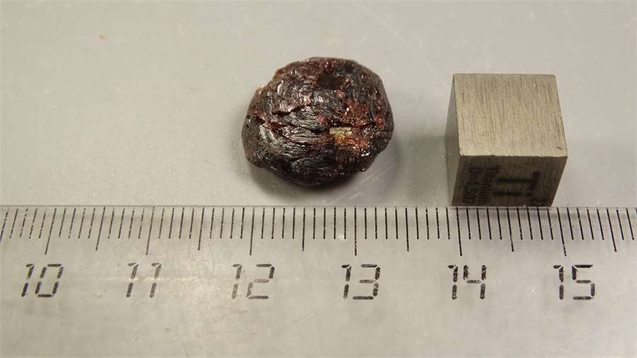 Гранат альмандин 25533