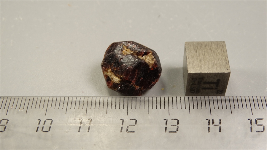 Гранат альмандин 25544