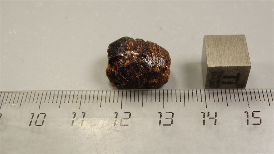 Гранат альмандин 25549