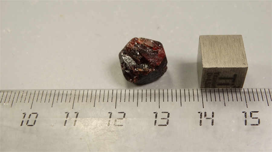 Гранат альмандин 25550