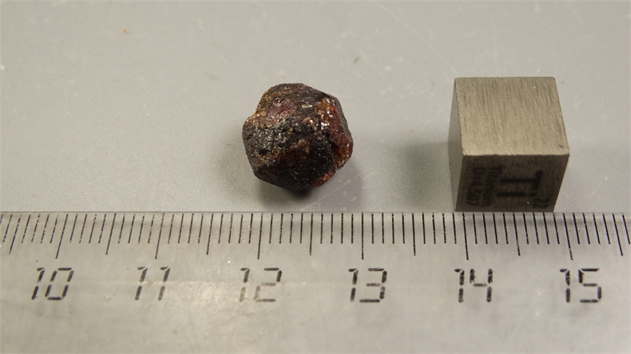 Гранат альмандин 25551