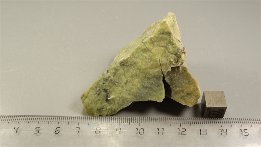 Халцедон окрашенный примесями никеля на породе 25567