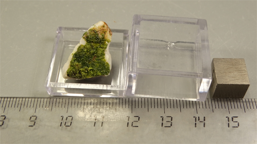 Пироморфит и вокеленит на кварце 25578