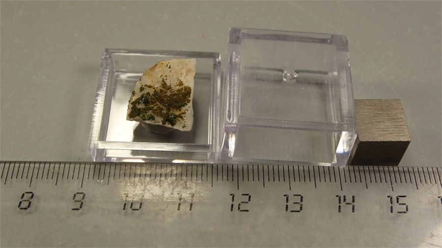 Пироморфит и вокеленит на кварце 25580