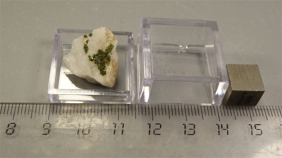 Пироморфит и вокеленит на кварце 25583