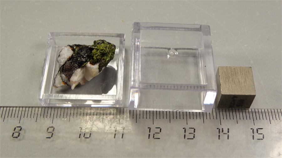 Пироморфит и вокеленит на кварце 25584