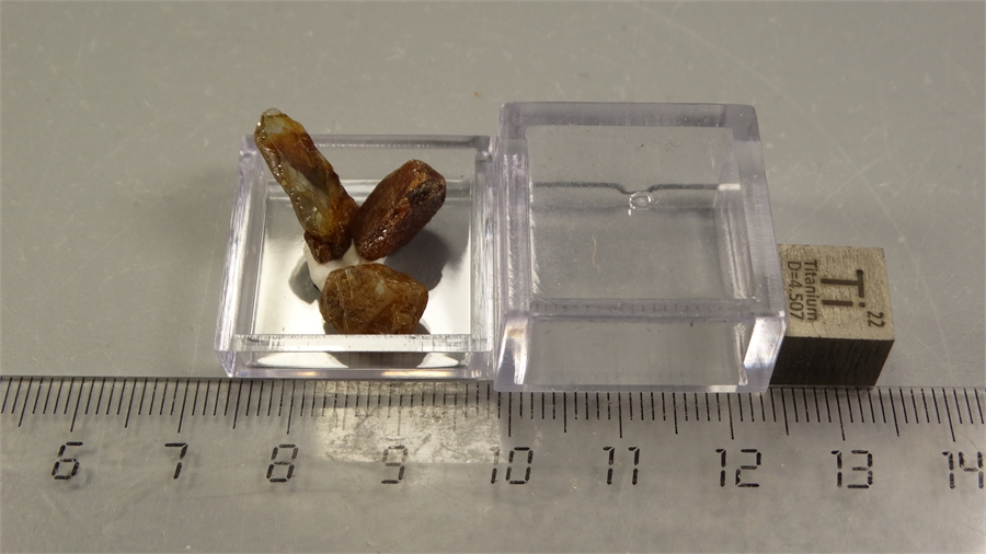 Желтый корунд сапфир 25588