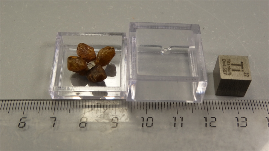 Желтый корунд сапфир 25589