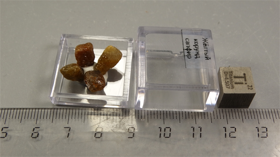 Желтый корунд сапфир 25593