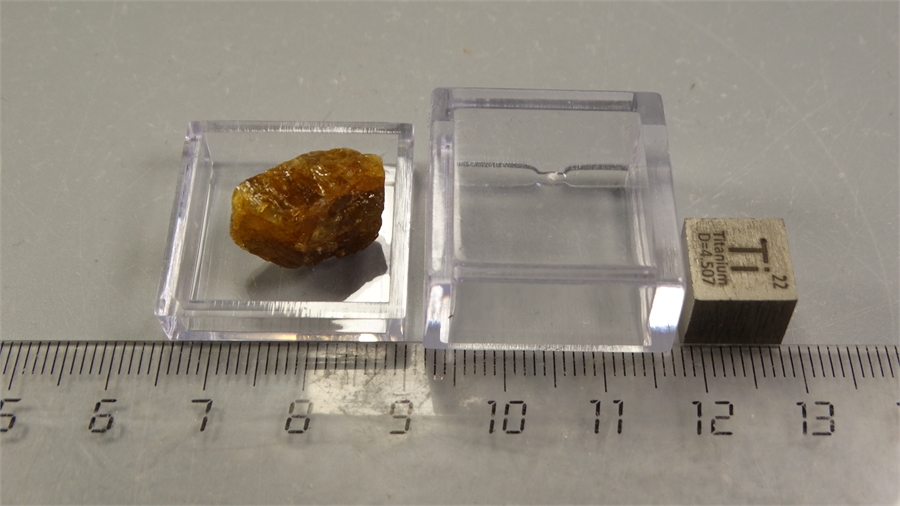 Желтый корунд сапфир 25595