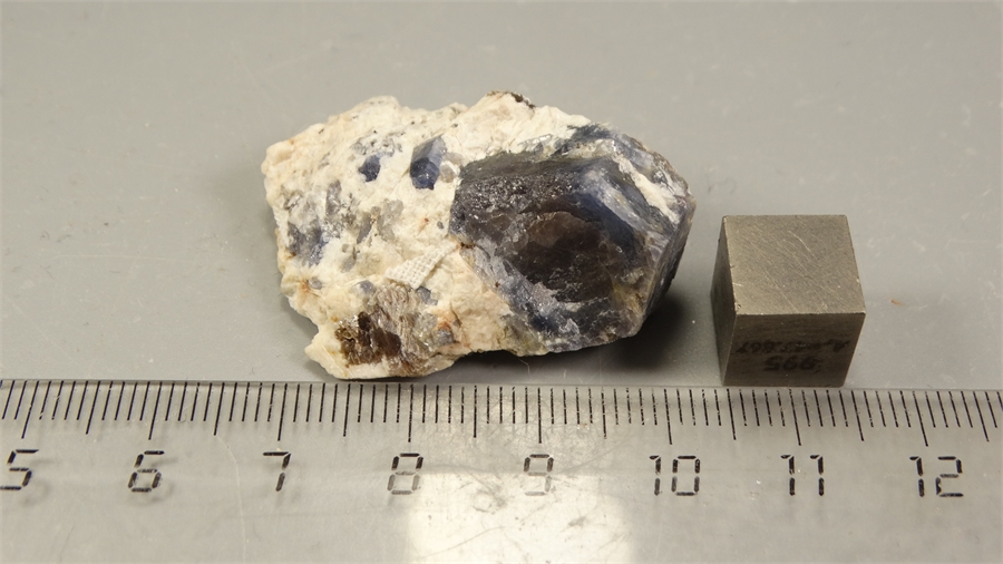 Корунд сапфировидный и фергусонит-Y 25757