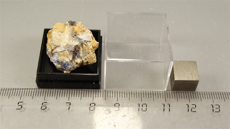 Корунд сапфировидный и фергусонит-Y 25758