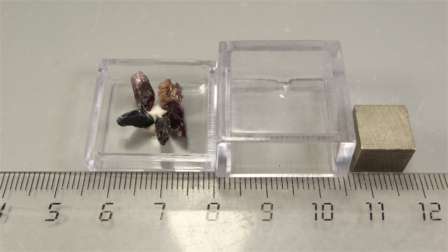 Шпинель 25889