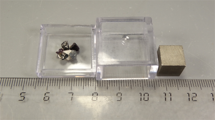 Шпинель 25890