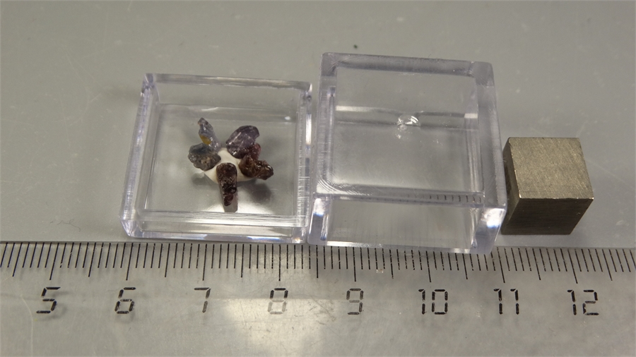 Шпинель 25892