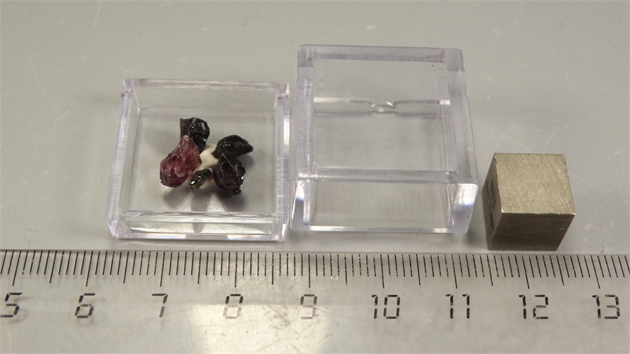 Шпинель 25895