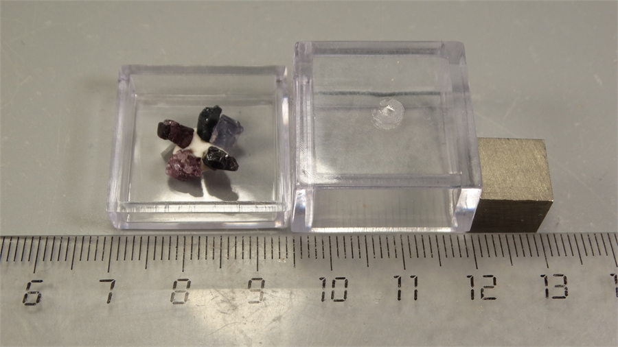 Шпинель 25898