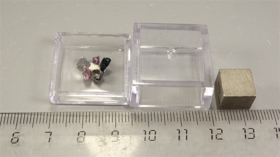 Шпинель 25899