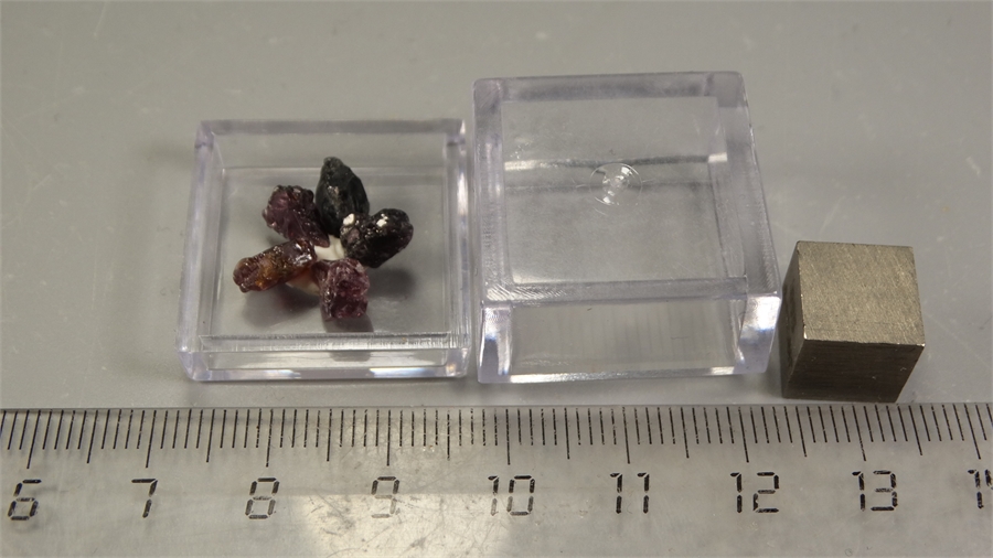 Шпинель 25901