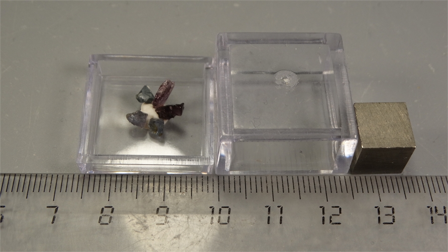 Шпинель 25902