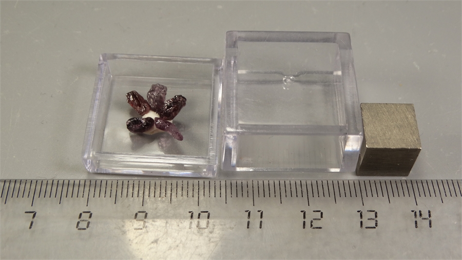 Шпинель 25905