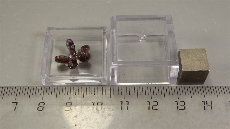 Шпинель 25906