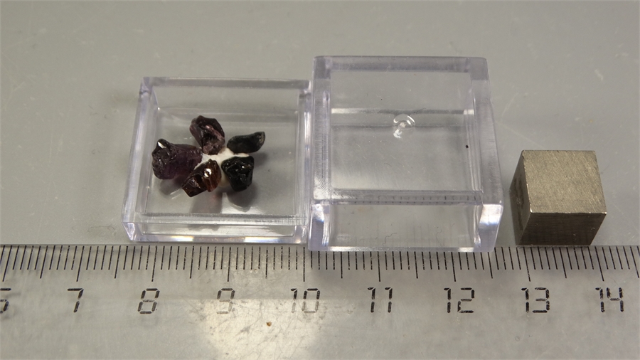 Шпинель 25909