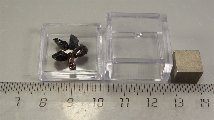 Шпинель 25910