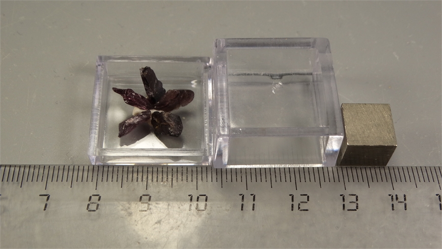 Шпинель 25912