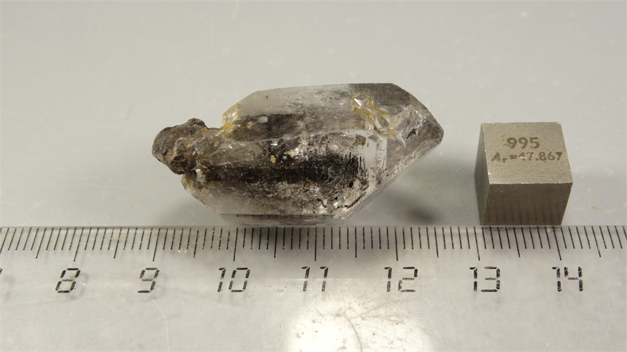 Кварц с битумом 25951