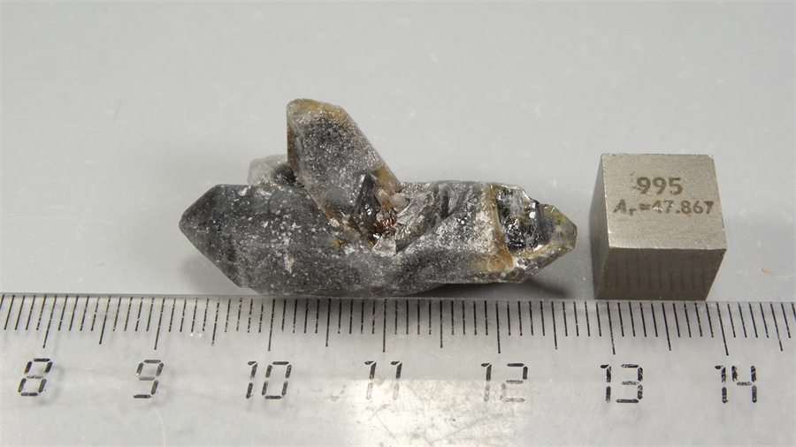 Кварц с битумом 25952