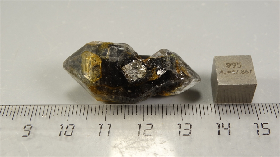 Кварц с битумом 25958