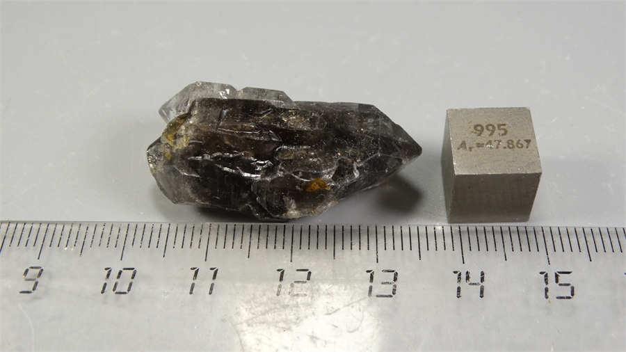 Кварц с битумом 25959