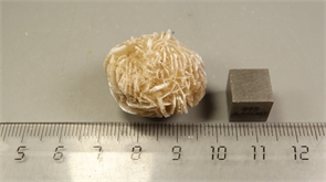 Гипс "роза пустыни" 24646