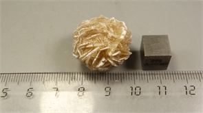 Гипс "роза пустыни" 24649