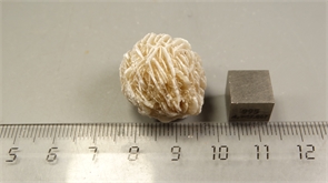 Гипс "роза пустыни" 24654