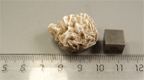 Гипс "роза пустыни" 24656