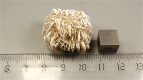 Гипс "роза пустыни" 24658