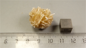 Гипс "роза пустыни" 24659