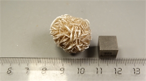 Гипс "роза пустыни" 24660