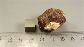 Гранат альмандин 25278