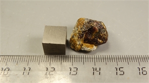 Гранат альмандин 25280