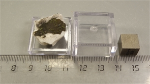 Пироморфит и вокеленит на кварце 25582